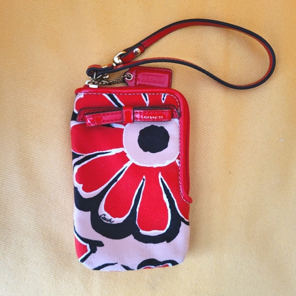 Coach Handbags - Coach Poppy Zippered Wrislet Wallet